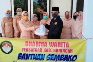 DWP Kuningan salurkan ratusan paket sembako.